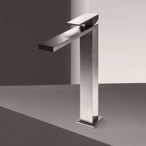 Versión alta F006 del monomando Mint en cromo junto a un lavabo de apoyo
