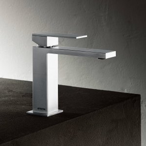 Monomando de lavabo Mint de Fantini F004 en acabado cromo sobre la encimera
