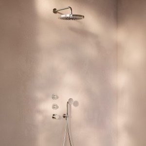 Teleducha Flora de Fantini en su soporte de pared con toma de agua