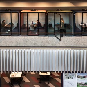 Zona de encuentro junto a la cabina Framery Four