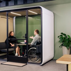 Framery Four Accessible con mobiliario plegable
