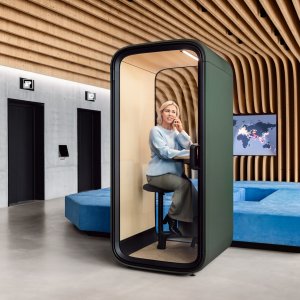 Interior de la Framery One Compact con mesa de abedul
