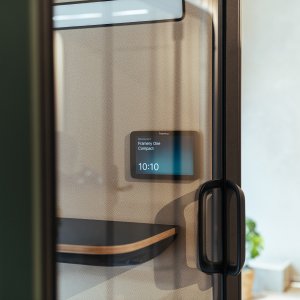 Videollamada con luz de modo vídeo en la Framery One Compact