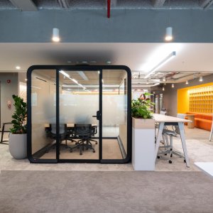 Pantalla táctil sobre la mesa de la Framery Six