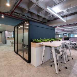 Mesa de abedul con enchufes en el tablero de Framery Six