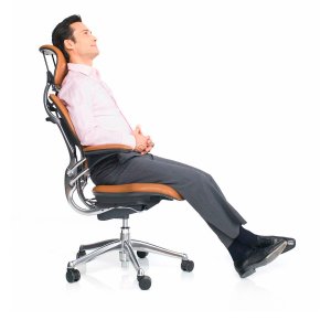 Freedom de Humanscale ante una mesa de dirección