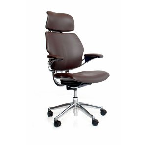 Sillón direccional Freedom de Humanscale con apoyanucas en piel