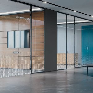 Sala de reuniones cerrada con una mampara de perfil estrecho