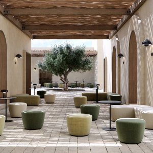 Sillón lounge Radar en una recepción de hotel