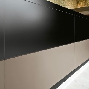 Tapa pasacables de aluminio en el sobre del mostrador de recepción Vogue