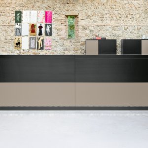 Mostrador de recepción Vogue de Frezza con remate lacado y paneles de melamina