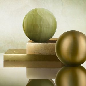 Perle con esfera en Onice Cola sobre acabado bronce