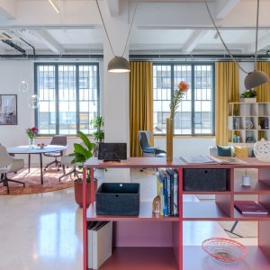 Mueble se:vision storage junto a la mesa