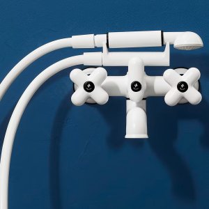 Fantini I Balocchi en blanco mate: batería de tres agujeros sobre cerámica clara