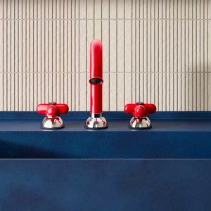 Baño con ducha y lavabo en azul equipados con I Balocchi de Fantini