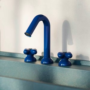 Caño en arco lacado en rojo del grifo de lavabo I Balocchi de Fantini