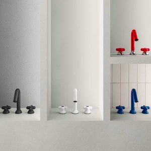 Grifo de pared I Balocchi en azul sobre un lavabo apoyado en una losa de piedra