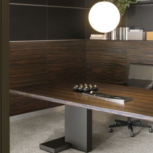 Mueble asimétrico con frentes lacados