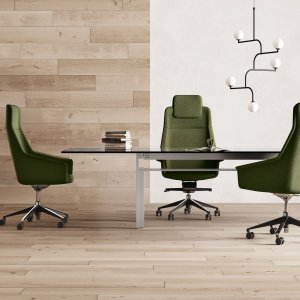 Sillón de dirección Jera Chair de Las Mobili con tapicería acolchada y base de 5 radios en aluminio pulido