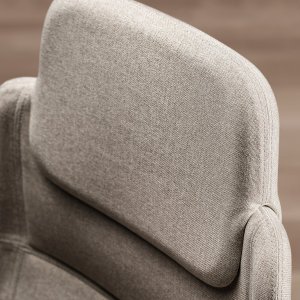 Sillones cubo Jera con asiento abatible a 93 grados en una sala de consejo en Madrid