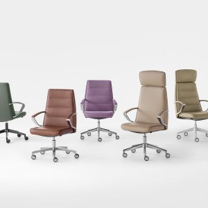 Klivia de Kastel con respaldo alto en polipiel topo delante de una mesa de despacho