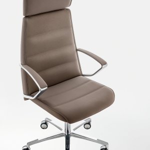 Despacho de abogados con un Klivia de Kastel tras la mesa