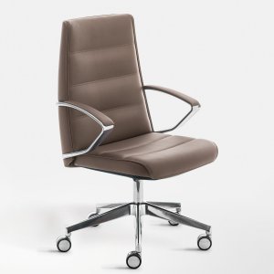 Tapizado liso en asiento y respaldo de un sillón de dirección Klivia