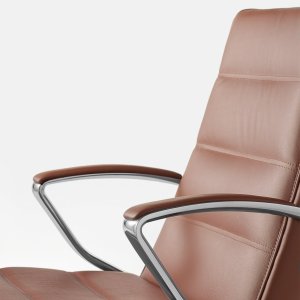Base AL6 de aluminio pulido con ruedas bajo un Klivia de Kastel