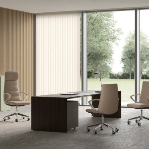 Sillón Klivia con respaldo medio tapizado en tejido gris