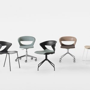 Sillas para reunión y conferencia Kicca de Kastel alrededor de una mesa de juntas
