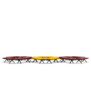 Mesa triangular conectando dos sofás Kiik