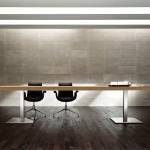 Boiserie Martex tras una mesa de despacho Kyo