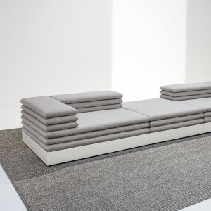 Base lacada en gris oscuro brillante del sofá Acamante, detalle junto al suelo