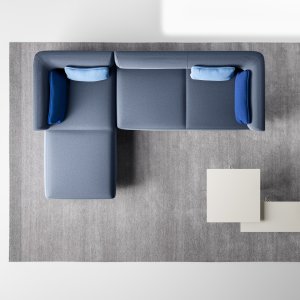 Mesa baja de Ø 60 y 32 cm de alto entre dos asientos Node+
