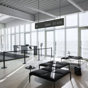 Sala de espera amueblada con la familia ADD