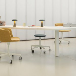 Cut sobre ruedas autofrenantes en la oficina