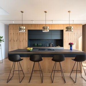 Taburete Miunn junto a la barra de la cocina