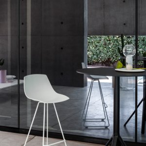 Silla Miunn con base patín junto a una mesa