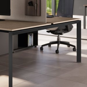 Desking-bench operativo 5th Element de Las Mobili sobre patas puente trapezoidales de acero estirado