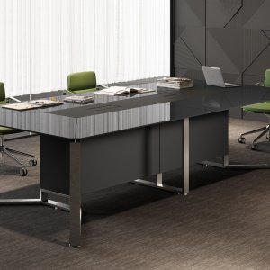 Top access de aluminio con enchufes abierto en una mesa I-Meet