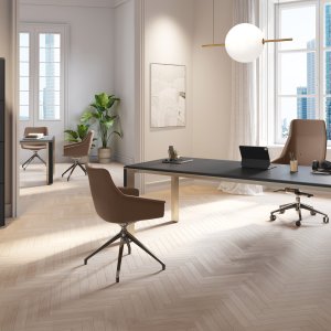 Escritorio moderno de dirección Iulio de Las Mobili con patas de aluminio Inox Grey e inserto efecto madera