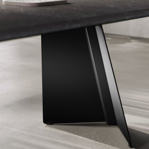 Mesa auxiliar Monolith con sobre cerámico Calacatta y patas en V negras