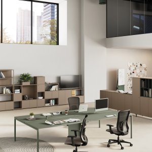 Mueble de servicio Sigma para mesas operativas con puerta corredera y compartimento PC