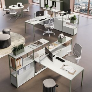 Sistema de mesas operativas Sigma de Las Mobili con workstations bench sobre patas metálicas cuadradas