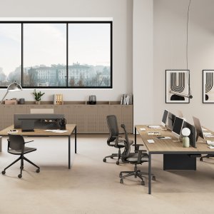 Mesa semidireccional Sigma montada sobre su mueble de servicio estructural