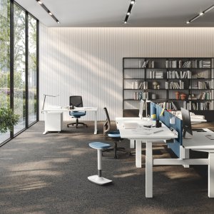 Detalle del tablero Roble Niágara en una mesa regulable UP