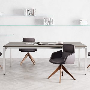 Detalle del brazo y la base de aluminio inyectado pulido del sillón Lead
