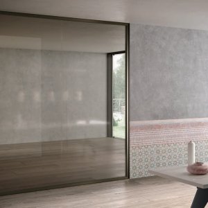 Montante pasacables junto a una puerta Simple Bold