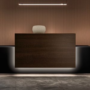 Mostrador de recepción Lux de Bralco con luz LED perimetral
