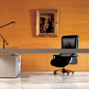 Costura a mano en el lateral del sillón presidencial G7 de Mascheroni